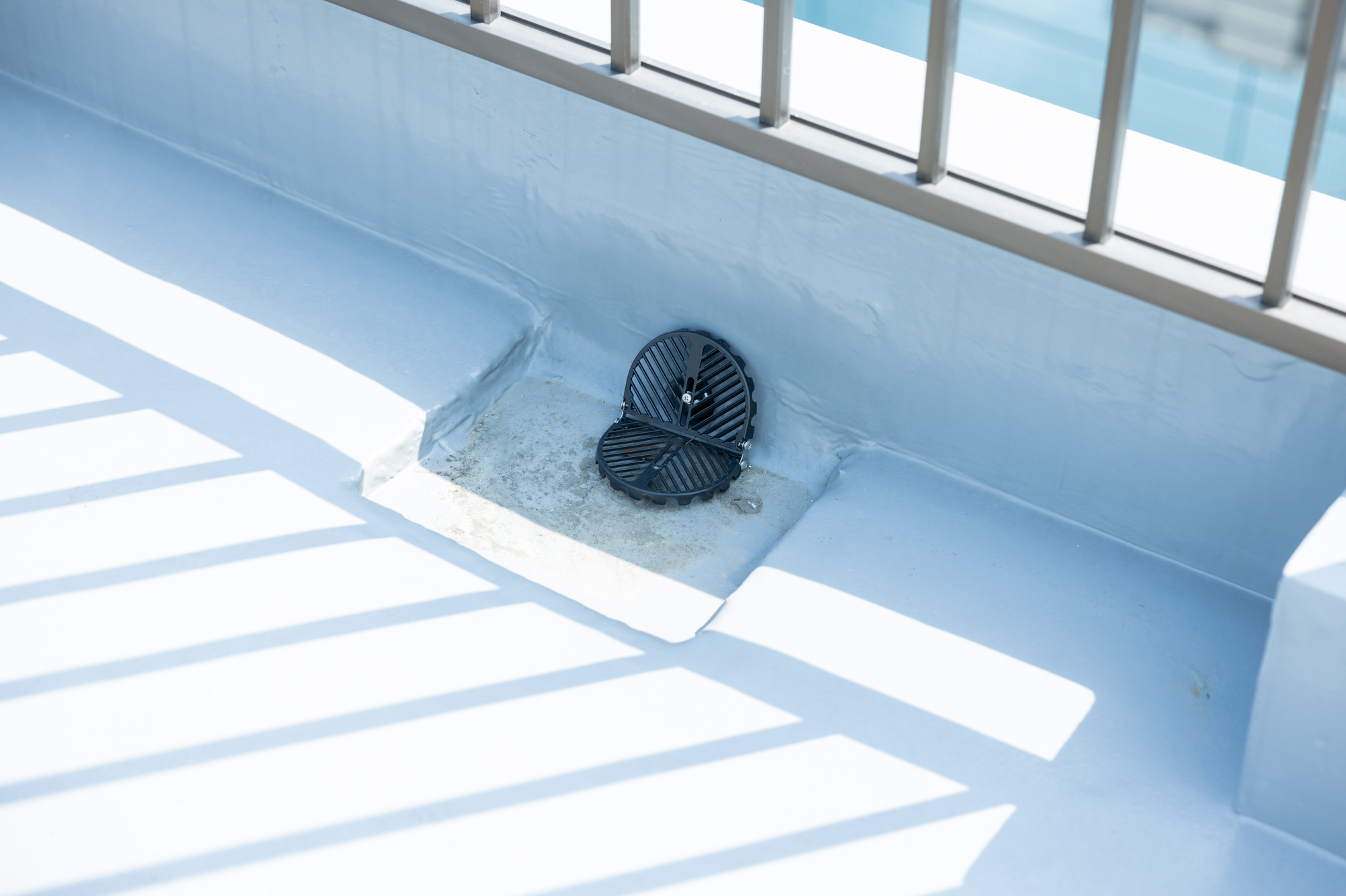 06_排水口にゴミが詰まって水が流れにくい